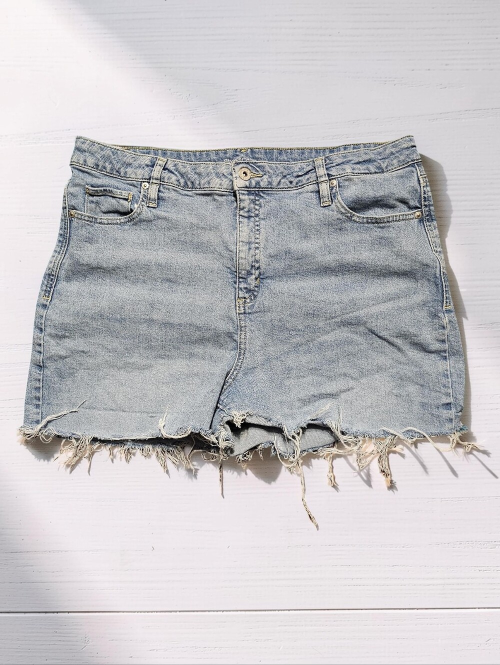 STYLE & CO Light Wash Frayed Hem Shorts. Size 18. Excellent Condition!